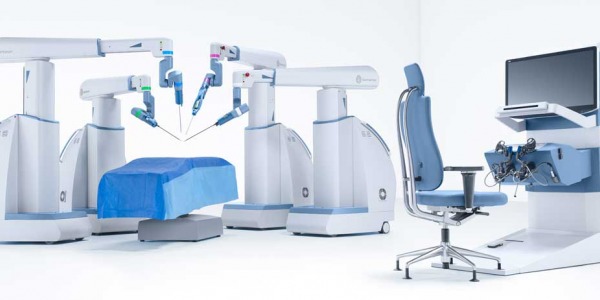 Robotul chirurgical Senhance, adus in Romania de Rombiomedica